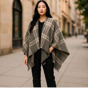 NWT Women’s Banana Republic Plaid Fringe Poncho Sweater Wrap Scarf Grey White …